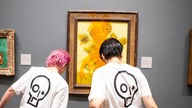 Klimaaktivisten spritzten Tomatensuppe auf das Gemälde "Sonnenblumen" von Vincent van Gogh