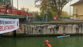 Weitere Aktivisten blockieren die Schleuse mit Kanus.