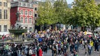Menschen demonstrieren in Aachen