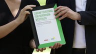 23.06.2022, Nordrhein-Westfalen, Düsseldorf: Hendrik Wüst und Mona Neubaur, stellen den Koalitionsvertrag von Schwarz-Grün in NRW vor