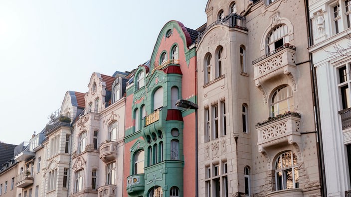 Altbau-Fassaden in der Südstadt in Köln.