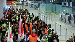 Proteste von Flughafenmitarbeitern am Flughafen Köln-Bonn