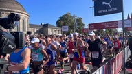 Die Läufer und Läuferinnen starten beim Generali Marathon in der Kölner Innenstadt.