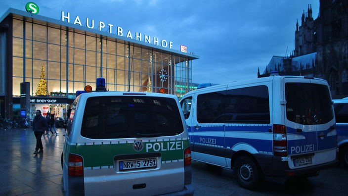Polizeiwagen vor dem Kölner Dom 