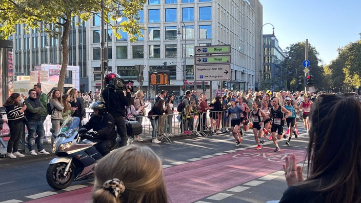 Die Läufer und Läuferinnen des Köln-Marathons starten am Rudolfplatz.