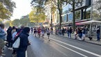Zuschauende feuern in der Innenstadt die Läufer und Läuferinnen des Köln-Marathns an.