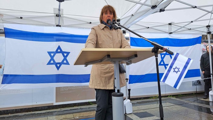 Kölner OB Reker bei Israel-Kundgebung auf der Domplatte