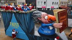 Köln  Ein Motivwagen zum Thema Gendersprache fährt im Rosenmontagsumzug mit