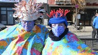 Zwei Karnevalisten als Viren verkleidet.