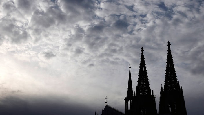 Kölner Dom unter grauen Wolken