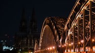 Unbeleuchtet ist der Kölner Dom nach 23 Uhr.