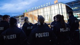 Polizisten stehen  in Köln  vor dem Hauptbahnhof