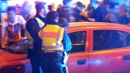 Ein Mann wird am 01.01.2016 in Köln (Nordrhein-Westfalen) am Hauptbahnhof von Polizeibeamten abgeführt