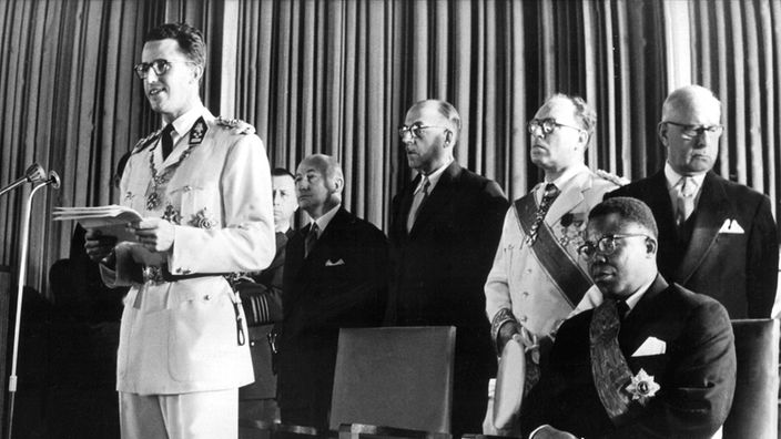 König Baudouin von Belgien (l) hält am 30. Juni 1960 während des Festaktes in der Abgeordnetenkammer im Parlamentsgebäude in Leopoldville eine Ansprache. Rechts der erste Staatspräsident der Demokratischen Republik Kongo, Joseph Kasawubu.