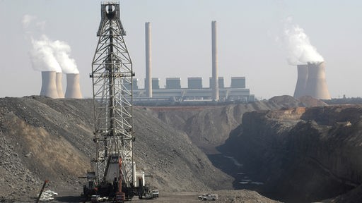 Ein Kohlekraftwerk im Hintergrund eines Kohletagebaus im südafrikansichen Middelburg