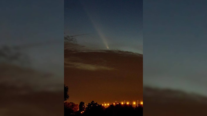 Komet Tsuchinshan-Atlas am Himmel über Bonner Nordbrücke 