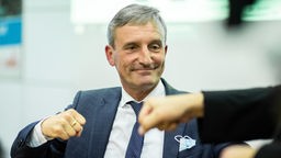 Thomas Geisel, SPD, ehem. Oberbürgermeister von Düsseldorf, nimmt nach den ersten Hochrechnungen einen Glückwunsch entgegen