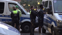 Polizisten durchsuchen in der Düsseldorfer Altstadt vor allem junge Männer