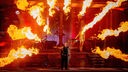 Till Lindemann bei einem Konzert der Band Rammstein auf der Bühne.
