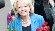 Hannelore Kraft (SPD) verteilt in Dülmen während eines Wahlkampfauftrittes rote Rosen