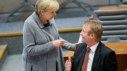 Hannelore Kraft und Ralf Jäger diskutieren im NRW-Landtag