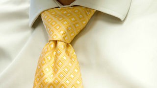 Eine Krawatte mit Krawattenknoten gebunden
