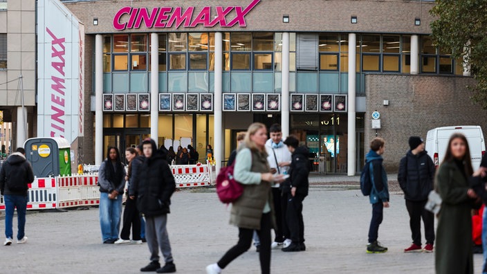 Krefeld am Tag nach den Schüssen an einem Kino - im Hintergrund: das Cinemaxx