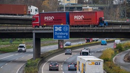 Autos und LKWs am Autobahnkreuz Kaiserberg auf der A40