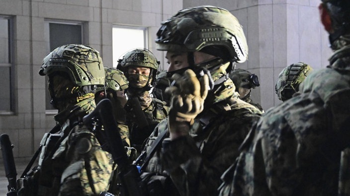 Soldaten auf dem Gelände der Nationalversammlung in Seoul