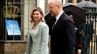 Olena Selenska, First Lady der Ukraine, und der ukrainische Premierminister Denys Shmyhal (r) kommen in der Westminster Abbey 