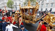 König Charles und Königin Camilla in der Gold State Coach