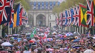 Menschenmenge vor dem Buckingham Palace