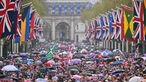 Menschenmenge vor dem Buckingham Palace