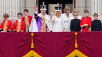  König Charles III. und Königin Camilla winken nach ihrer Krönungszeremonie vom Balkon des Buckingham Palastes aus der Menge zu.
