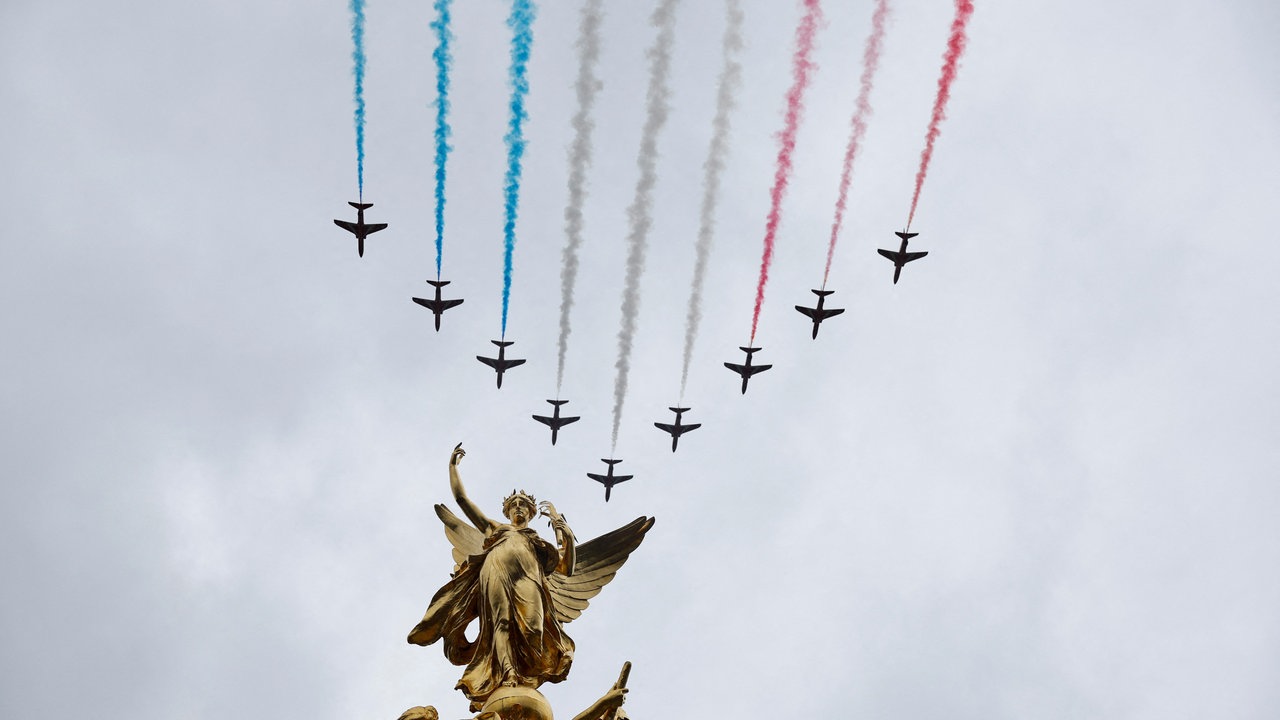 Red Arrows fliegen über die Mall in London