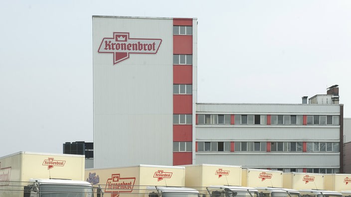 Fabrikgebäude von Kronenbrot mit Lkw im Vordergrund