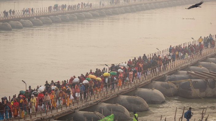 Menschen auf dem Weg zum Kumbh Mela in Prayagraj