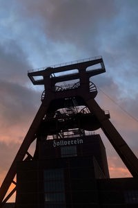 Förderturm der Zeche Zollverein vor einem malerisch aussehenden Himmel