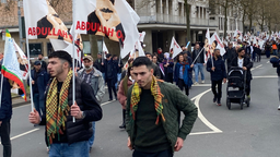 Zwei junge Männer mit Flaggen für Abdullah Öcalan bei der Demonstration der Kurden in Düsseldorf.