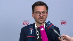 SPD-Parteichef Thomas Kutschaty vor Mikrofonen