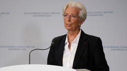 Christine Lagarde erläutert die geldpolitischen Entscheidungen des EZB-Rates während einer Pressekonferenz.