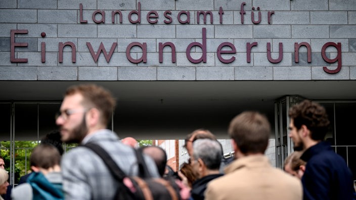 Menschen stehen vor dem Berliner Landesamt für Einwanderung
