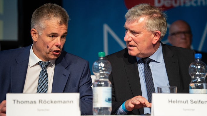 Warburg: Thomas Röckemann (l) und Helmut Seifen, Landesvorsitzende der NRW-AfD, sitzen beim Landesparteitag der nordrhein-westfälischen AfD auf dem Podium. 
