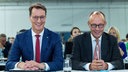 Friedrich Merz (r) und Hendrik Wüst (CDU)