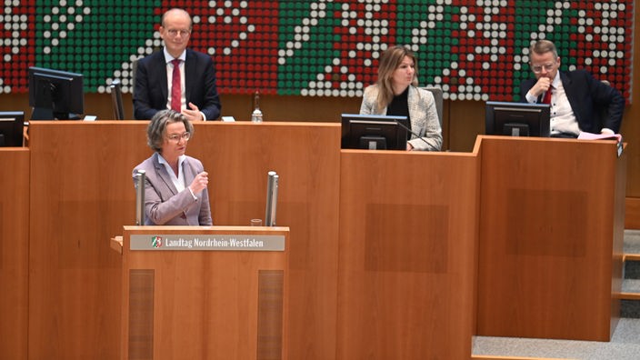 NRW-Bauministerin Ina Scharrenbach (CDU) im Landtag 