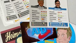Kartenspiel und AfD Sticker -Symbolbild
