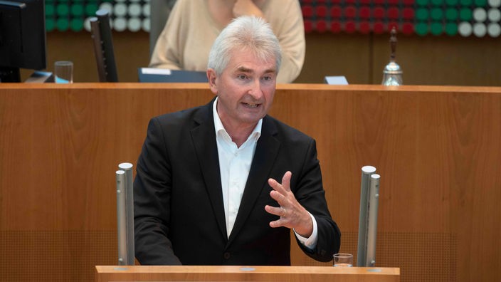 Andreas Pinkwart steht am Rednerpult und spricht im NRW-Landtag