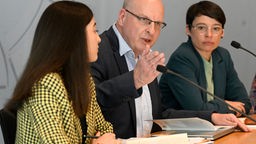 Nicole Pastuhoff vom jüdischen Studierendenverband, Jörg Rensmann (Rias) und NRW-Ministerin Josefine Paul (v.l.n.r.) bei der Vorstellung des Berichts