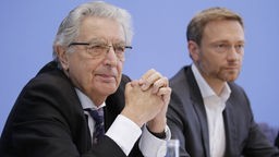 Bundesminister a. D. Gerhart Rudolf Baum und FDP-Chef Christian Lindner bei einer Pressekonferenz in Berlin