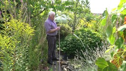 Joachim Fogger bewässert seinen Garten